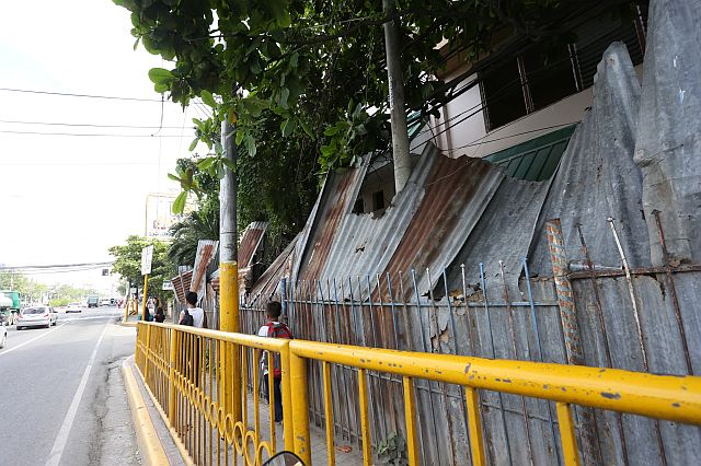 SILOY IS WATCHING: Pedestrians mostly students walk to a one meter wide sidewalk along Pope John Paul II ave. barangay Mabolo beside a rusted galvanized roofing used as temporary fence of Mabolo National Highschool which cuase danger if it will be blownd by a strong wind and hit the pedestrians walking.ATTENTION: CEBU CITY MABOLO SCHOOL ADMINISTRATION OR THE CEBU CITY DepEd LETS NOT WAIT FOR AN ACCIDENT TO HAPPEN.