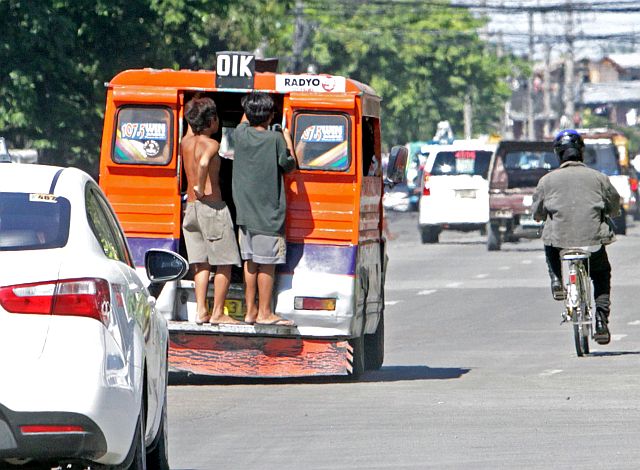 SILOYS WATCHING PUJ BOYS/MARCH 08,2016:Two unidentified boys cling to a passengers whos flying the route of 01K in  A Soriano street north reclamation without knowing the danger what their doing.Attention CCTO and LTO on these.(CDN PHOTO/LITO TECSON)