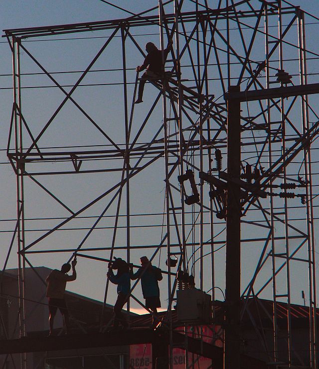 SILOY IS WATCHING/MAR. 12, 2016 Personnels from an Advertising company working on a billboard structure along L. Briones and A.C. Cortes Ave., dont have any safety harness and protective head gear. (CDN PHOTO/CHRISTIAN MANINGO)