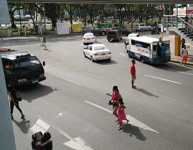 SILOY IS WATCHING/MAR. 12, 2016 A woman and her child crossing over Mango Avenue without utilising the skywalk . (CDN PHOTO/CHRISTIAN MANINGO)