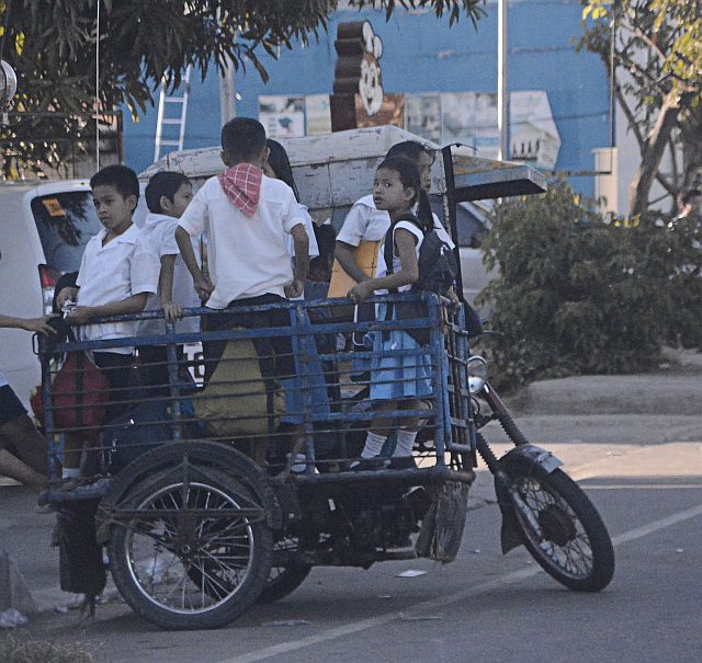 SILOY IS WATCHING/MAR. 18, 2016 Students of an Elementary school in Liloan town used a motorcycle with sidecar as a mode of transportation. (CDN PHOTO/CHRISTIAN MANINGO)