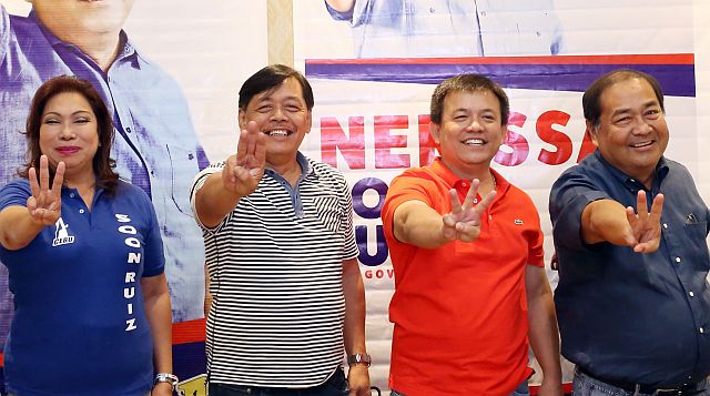 NAGA CITY LP SLATE TRANSFERED TO ONE CEBU/MARCH 4, 2016: One Cebu governatorial candidate Winston Garcia (right) and his vice governatorial running mate Niressa Soon Ruiz (left) show W sign together with former Liberal Party (LP) allies now transfered to One Cebu party mayoralty candidate Venici Del Mar (2nd from right) and his vice mayoralty candidate Rolando Villareal as they were presented to media at the Grand Convention Center.(CDN PHOTO/JUNJIE MENDOZA)