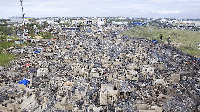Some eight  hundred houses were razed in a fire that hit a  9-hectare area encompassing Barangays Guizo and Mantuyong in Mandaue City. (CDN PHOTO/FERDINAND EDRALIN)