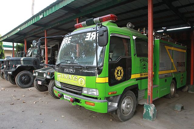 GREEN FIRE TRUCK. This new fire truck parked inside the Army Support Command on Arellano Street, Barangay Tinago is among the items bought by the barangay using the P8 million assistance from the Cebu City government. The Commission on Audit in Central Visayas  wants the P800 million aid to barangays, including what was given to Tinago, returned as it lacks city council approval. (CDN PHOTO/JUNJIE MENDOZA)