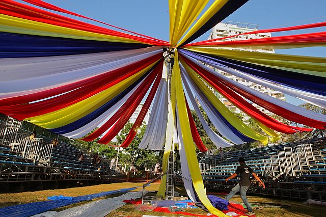 READY FOR SUNDAY'S DEBATE/MARCH 18, 2016: A White, Yellow, Red and Blue color cloths is being set up as shade for the supporters and spectators at the University of the Philippines (UP) Cebu Campus ground who will witness the Presidential debate this coming sunday.(CDN PHOTO/JUNJIE MENDOZA)