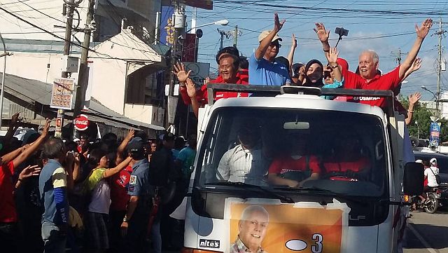 UNA TOLEDO SORTIES/MARCH 29,2016:  UNA's VP Jejomar Binay join join Toledo City Mayor Sonny Osmena in the caravan. (CONTRIBUTED PHOTO/ALMA MONDIGO)