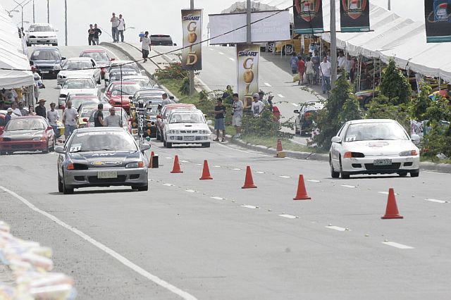 MAYORS CUP DRAG RACE/FEB 23, 2008: Members of Cebu's SpeedTec Racing test their times while other entries wait in line during yesterday's time trial of the Mayor Tommy Osmeña Cup 6 NAtional Drag RAcing competition. (CDN PHOTO/LITO TECSON)