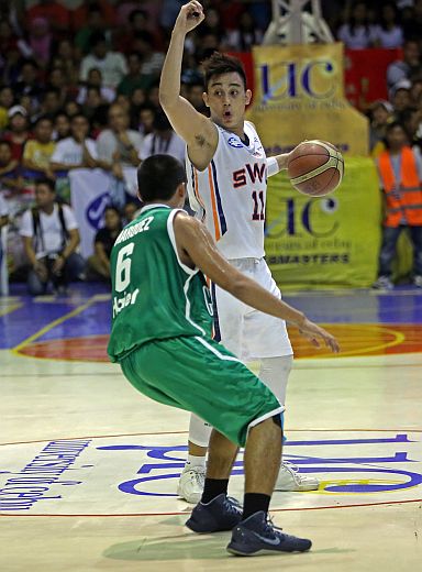 CESAFI 2013 UV VS SWU 5TH GAME FINALS/OCT.03,2013:Mark "Mac-Mac" Tallo of SWU Cobras make a signal as UV Green Lancers player guard him during CESAFI 2013 5th game  finals at Cebu Coliseum.UV win the game.(CDN PHOTO/LITO TECSON)