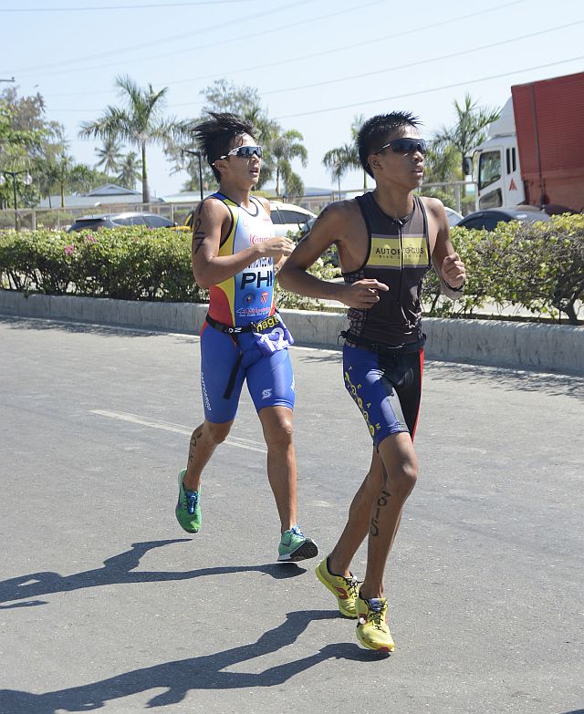 Andrew Kim Remolino (right) in the lead with Yuan Chiongbian at his heels in the run portion of the NAGT race in Danao City. (CDN PHOTO/CHRISTIAN MANINGO)