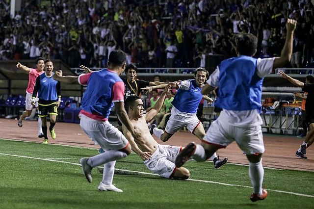 Members of the Philippine Azkals celebrate after winning over North Korea at the Rizal Memorial Stadium. (INQUIRER.NET)