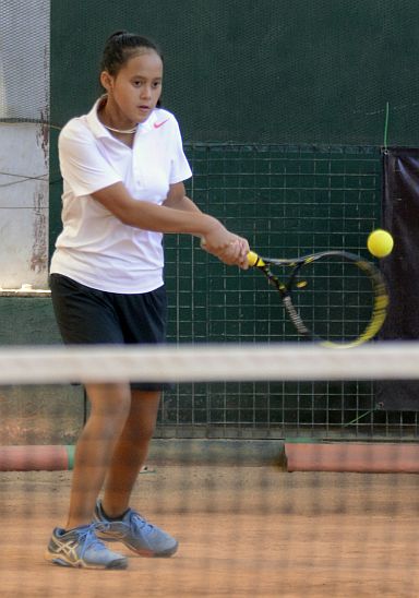 CITIGREEN TENNIS CUP/MAR. 31, 2016 Elizabeth Abarquez topped the under 18 and under 16 girls compitition of the CitiGreen Tennis Cup. (CDN PHOTO/CHRISTIAN MANINGO)