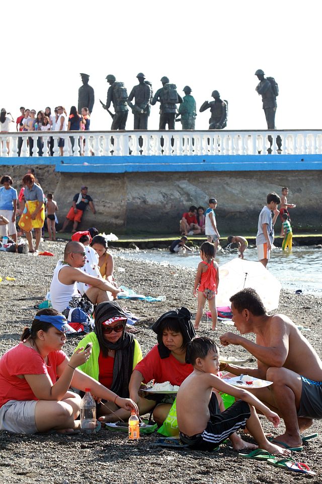 NO REENACTMENT. For the first time in  decades, there was no reenactment of the Talisay Landing to mark the 71st year that American liberation forces landed  on the beach of Talisay, much to the disappointment of the crowd who flocked to Larawan beach in Talisay City. (CDN PHOTO/JUNJIE MENDOZA)