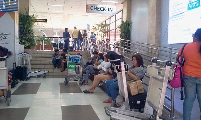 Passengers at the Mactan Cebu International Airport are unperturbed by allegations of bullet planting. (CDN PHOTO/NORMAN MENDOZA)