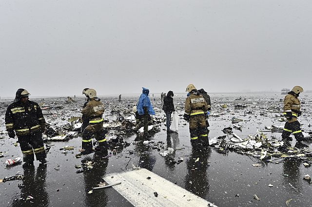 Russian Emergency Ministry employees sift through the wreckage of a Dubai airliner that crashed at the Rostov-on-Don airport. (AP)