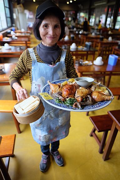 NO MENU restaurants are the best. A few kilometers from  Agrioz is Old Mother restaurant that serves only four  items, the centerpiece of which is this huge serving  of their roast chicken. (CDN PHOTO/JUDE A. BACALSO)
