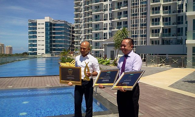 (left) Noli Hernandez, president, Megaworld Properties Cebu Inc. at the amenity deck of the four-tower residential cluster with the awards they won from the Philippine Property Awards (CDN PHOTO/NORMAN MENDOZA)