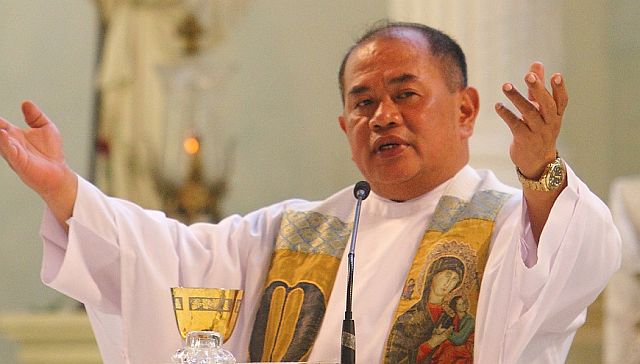 SHEPHERD: Redemptorist church parish priest Fr. Cris Mostajo officiate a mass last night, earlier when he was interviewed he advised people not to receive communion if they support candidates who espouses violence. (CDN PHOTO/TONEE DESPOJO)