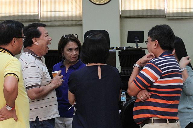 BUDGET HEARING CANCELLED/APRIL 29, 2016: Cebu City councilor Margot Osmeña  (3rd from left) chairman committee on budget and finance talk with (from L-R) councilors Alvin Dizon, Sisinio Andales, Nida Cabrera, Alvin Arcella and Lea Japson as they wait for the arrival of other councilors to start the Budget hearing but it was later cancelled due to lack of quorum.(CDN PHOTO/JUNJIE MENDOZA)