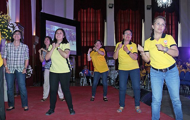 Former Pinamungajan mayor Geraldine Yapha (front row, from left), Jessica Marie “Aika” Robredo, eldest daughter of vice presidential candidate Leni Robredo, and Provincial Board member Grecilda Sanchez-Zaballero perform a Zumba dance during the 16th Women’s Congress with Robredo as one of the speakers/ (CDN PHOTO/JUNJIE MENDOZA)