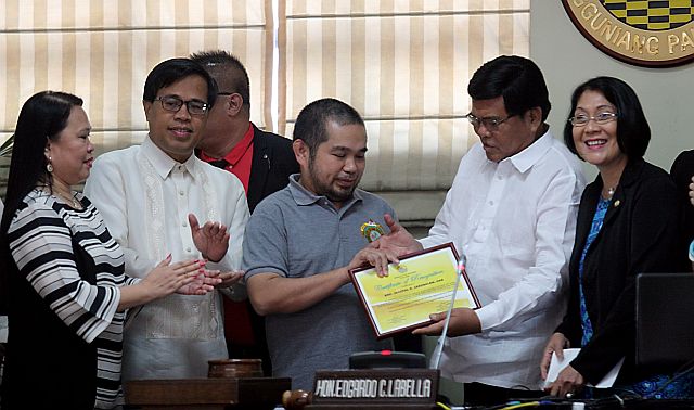 Cebu City Vice Mayor Edgardo Labella presents a plaque of recognition to Bro. Jaazeal Jakosalem, OAR  (center). (CDN PHOTO/JUNJIE MENDOZA)