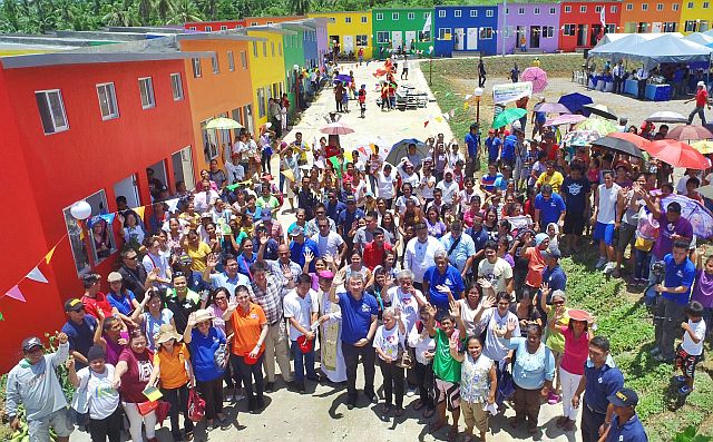 SM Prime president Hans Sy leads the turnover of houses to beneficiaries. (CONTRIBUTED) 