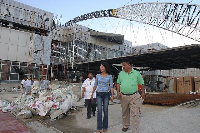 CICC VISIT/NOV.4,2006:Construction workers continue their works Cebu International Convention Center during inspection with governor Gwen Garcia and Mandaue City mayor Thadeo Ouano yesterday afternoon.(CDN PHOTO/JUNJIE MENDOZA)