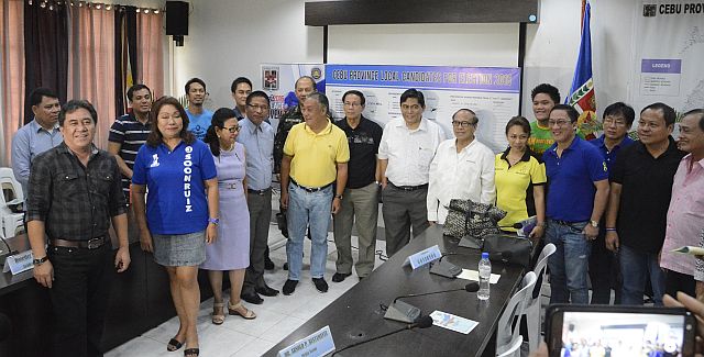 PEACE COVENANT SIGNING/APR. 29, 2016 Cebu Provice candidates, COMELEC, PNP and AFP official pose for a photo opp after signing the peace covenant for a peaceful Election in Cebu Province.. (CDN PHOTO/CHRISTIAN MANINGO)