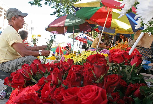 LOW QUALITY FLOWERS/APRIL 15, 2016: Vendors at the Freedom Park carbon markek sale their flowers lower becuase of the low quality affected by the heat of  El Niño.(CDN PHOTO/JUNJIE MENDOZA)