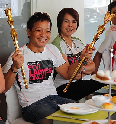 WOMEN'S ULTRA MARATHON PRESSCON/MARCH 07, 2012: Joel Garganera of Cebu ultra runners club (left) and Shenna Colinares (right) shows the scepters as prizes for the 1st and 2nd placer for the upcoming Women's ultra marathon.(CDN PHOTO/CHOY ROMANO)