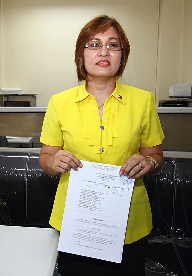 DAMAGES/APRIL 5,2016: Suspended Cebu City Prosecutor Mary ann Castro shows the charge documents against former PRO 7 chief Police Chief Supt. Manny Gaerlan at the Talisay City prosecutors office. (CDN PHOTO/TONEE DESPOJO)