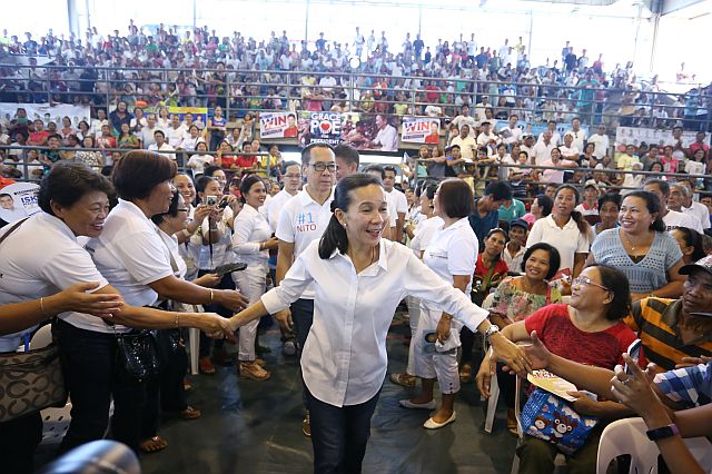 Presidentiable Grace Poe meet with her supporter as she enter the Danao City Civic Center together with Danao City Mayor Ramonito Nito Durano. (CDN PHOTO/LITO TECSON)