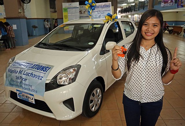 UC GAVE CAR TO LUCHAVEZ 1ST PLACER/APRIL 06,2016:Mechanical Engineering 1st placer board exam Marina Luchavez show her car keys givin by UC President Augusto Go at UC main campus.(CDN PHOTO/LITO TECSON)