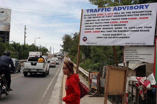 TRAFFIC ADVISORY FOR BRIDGE REPAIR/APRIL 2, 2016: A lardge traffic advisory that tells the motorist the scadule of time of the repair of the old Mactan-Mandaue bridge that will start at 9 in the evening to 6 in the morning that started yesterday Saturday.(CDN PHOTO/JUNJIE MENDOZA)