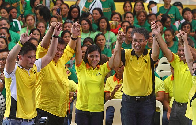 NAGA CITY CEBU LP RALLY/APRIL 8,2016: Liberal Party standard bearer presidential candidate Mar Roxas (4th from left) together with Senate President Franklin Drilon  provlaim their local candidate (from left) Samsam Gullas for congress 1st District Kristine Chiong mayor Naga CIty and Mayor Val Chiong during a rally in Naga City, Cebu (Friday April 8). The rally organized by his ally party Alayon of former Eduardu Gullas and now running for mayor in Talisay City. (CDN PHOTO/TONEE DESPOJO)