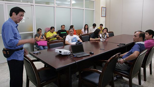 Cebu City Mayor Michael Rama (standing) in a meeting with representatives of the Metro Cebu Water District (MCWD) and other stakeholders on the water crisis in Cebu. (CDN PHOTO/JUNJIE MENDOZA)