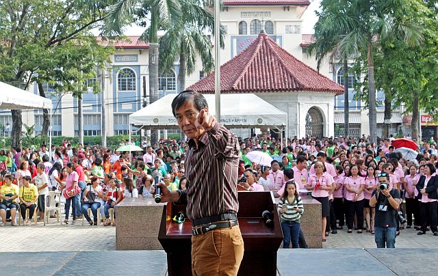 MAYOR RAMA SPEAKS/APRIL 11, 2016: Cebu City mayor Michael Rama (center)  deliver a message before City Hall department heads, employees and supporters regarding his new 6 months suspention with vice mayor Labella and other councilors after the Flag raising ceremony infront of the City Hall building at the Plaza Sugbu.(CDN PHOTO/JUNJIE MENDOZA)