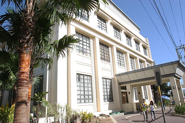  THE PUBLIC BE  INFORMED: The Cebu City Hall’s entrance along D. Jakosalem Street is now closed. Those who wish to transact business in City Hall  “Please use the front main door for entrance and exit,” says a notice posted  on the door. (CDN PHOTO/JUNJIE MENDOZA)