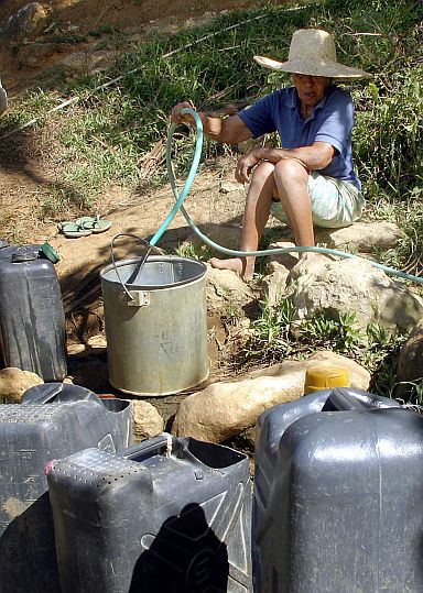 STARTED TO DRY/APRIL 19,2007:The drought may have affected the water supply in sitio Tawagan Uno barangay Sirao in Cebu City. One of the locals, 76-year-old Juanita Ople waited for almost 15 minutes to fill her pail with water.(CDN PHOTO/JUNJIE MENDOZA)