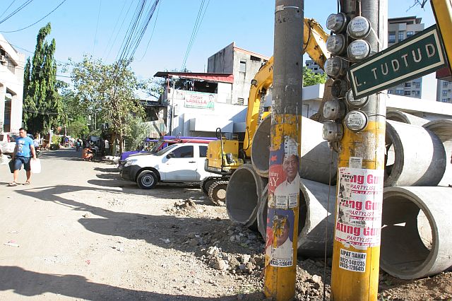 L TUDTUD STREET FOR REPAIR/APRIL 16, 2016: Large concret culberts and a Backhoe truck is on standby at L Tudtud street barangay Mabolo in preparation for the road repair.(CDN PHOTO/JUNJIE MENDOZA)