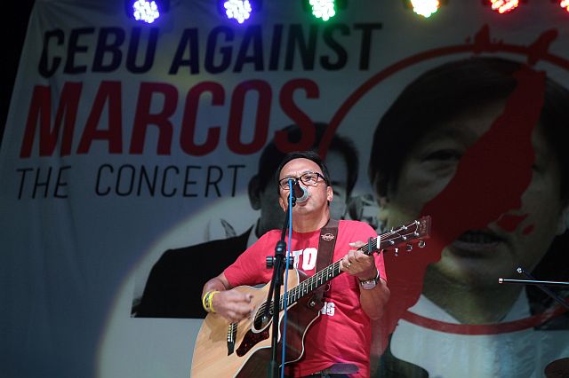 NOEL CABANGUN-CONCERT AGAINST MARCOS/APRIL 17, 2016 Filipino folk singer Noel Cabangon performed in front of the crowd at Plaza Independencia yesterday evening.The event was a free concert against the marcoses.(CDN PHOTO/FERDINAND EDRALIN)