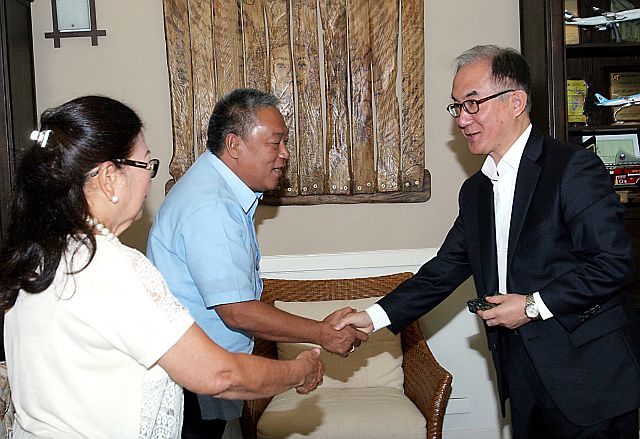 EXIT CALL/APRIL 18, 2016: Cebu Governor Hilario Davide III and Vice governor Agnes Magpale (left) shake hands with outgoing Korean Consul General, Lee Ki-Seog during his exit call in the governors office at the provincial Capitol building.(CDN PHOTO/JUNJIE MENDOZA)