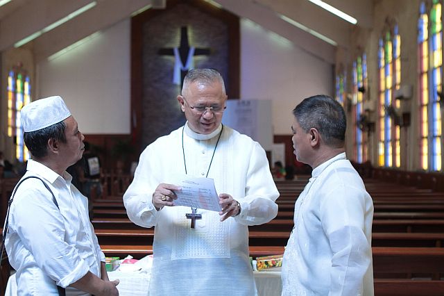 ELECTION 2016 CEBU CITY PEACE COVENANT/APRIL 08,2016: IMAM AURANGEZEB M. ALI of National Commision on Muslim Filipino-VisMin, Rev. Cebu Archbishop Jose S. Palma and oe Steven C. Berdin of the UCCP Bradford Church unite and made a peace covenant for the upcoming election, yesterday after noon at the UCCP Bradford Church.(CDN PHOTO/FERDINAND EDRALIN)