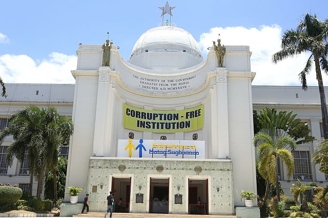 CAPITOL TARPAULINE/APRIL 21,2016:A tarpauline is hang infront of the Capitol building and the content is Corruption-Free Institution.(CDN PHOTO/LITO TECSON)