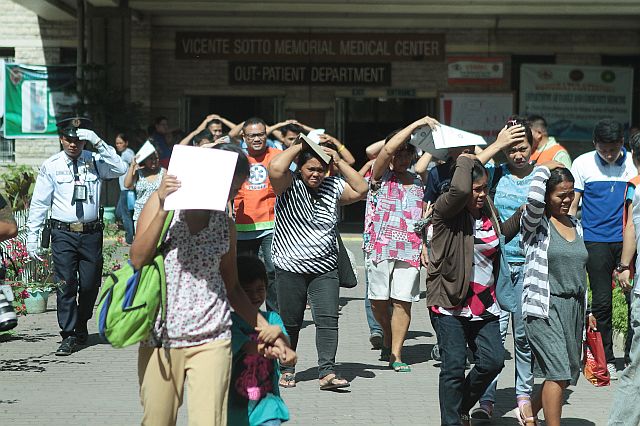 EARTHQUAKE DRILL VICENTE SOTTO/APRIL 21, 2016: Vicente Sotto Hospital personel and out patient were asked to vacate the hospital during a nation wide earthquake drill yestreday morning.(CDN PHOTO/FERDINAND EDRALIN)