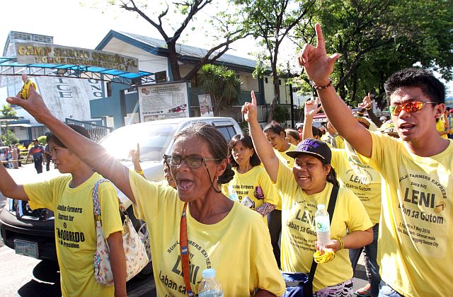 Sumilao farmers of Bukidnon flash the Laban sign during a march rally from Fuente Osmeña to the Police Regional Office headquarters along Osmeña Boulevard in Cebu City. (CDN PHOTO/JUNJIE MENDOZA)