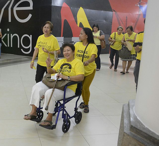 Some of the members of the Cebu for Roxas-Robredo Silent No More group arrive at the Ayala Center Cebu Mall. (CDN PHOTO/CHRISTIAN MANINGO)