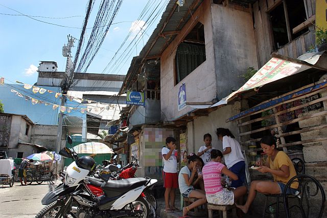 "TO GO WITH SANTINO'S STOREY" HEALTH DANGER/APRIL 21, 2016: Some residents of barangay Sawangkalero protested the Ludo Coal Fired Power plant project which is a stone away from their  houses (background) becuase it is alledgely a health hazard.(CDN PHOTO/JUNJIE MENDOZA)