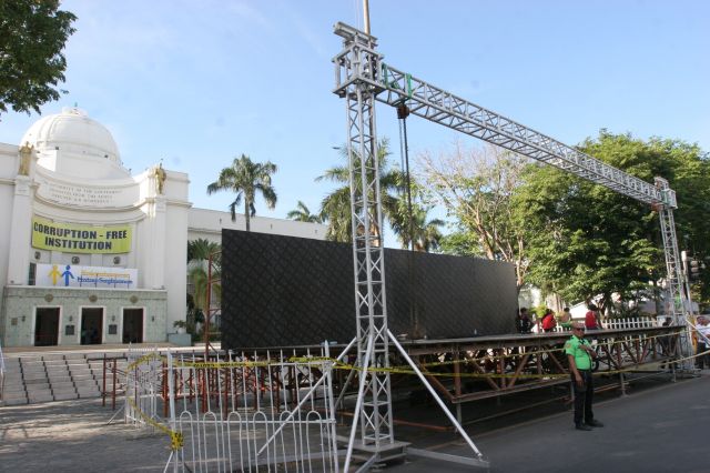 A stage is being set up in front of the Capitol building in preparation for the Liberal Party (LP)–Bando Osmeña-Pundok Kauswagan (BO-PK) rally this afternoon, which will be graced by President Aquino. (CDN PHOTO/JUNJIE MENDOZA) n0427-1