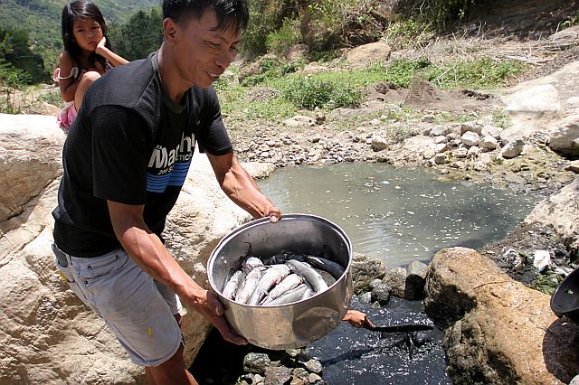 FRESHWATER FISH IN DRIED BONBON RIVER: A resident in barangay Bonbon one of Cebu City mountain barangay take advantade of fishing freshwater fish in Bonbon river that almost dried up cause by the heat of El Niño. in Bohol freshfish products has declined already.(CDN PHOTO/JUNJIE MENDOZA)
