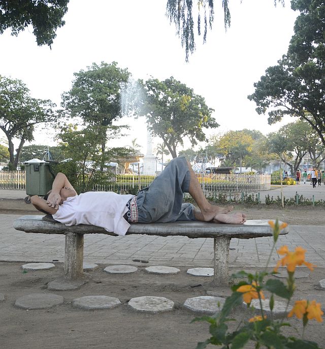 SILOY IS WATCHING/APR. 01,2016 A man resting in one of the benches inside Plaza Independencia. (CDN PHOTO/CHRISTIAN MANINGO)